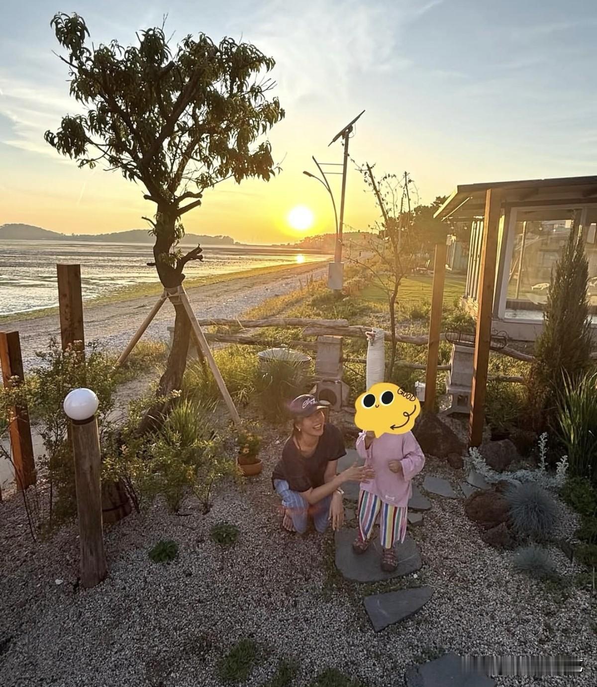 7日，演员孙艺珍在Instagram上上传了照片。照片中，孙艺珍携儿子相伴海滩，