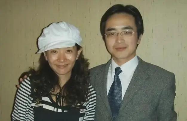 2004年，王芳不听父母劝阻，坚持嫁给年长自己15岁的中科院研究员，可她没料到的
