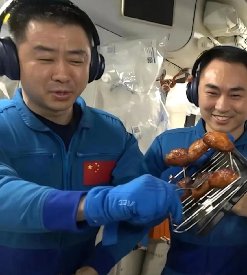 美西方宇航员窝在老化严重的国际空间站胆战心惊，中国宇航员在宽敞舒适的空间站开心地