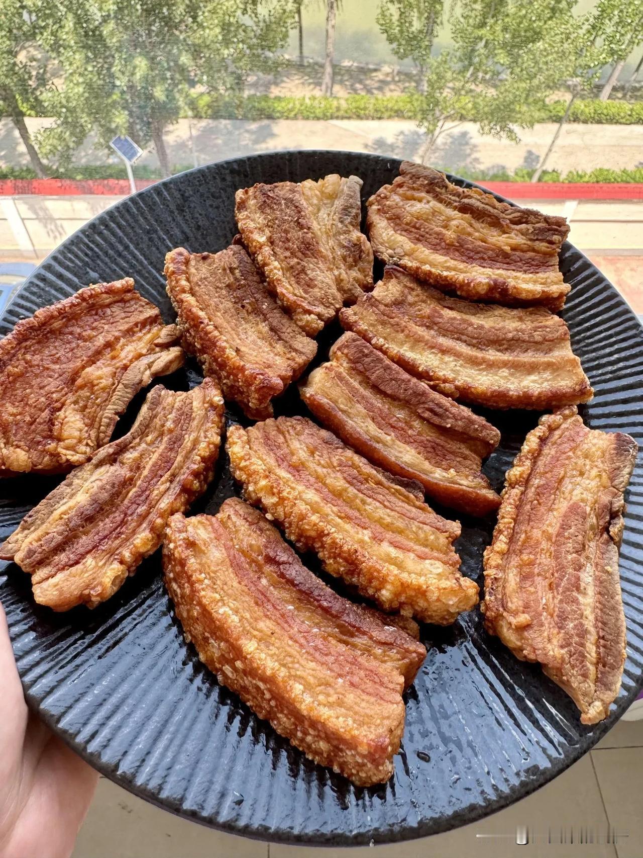 脆皮五花肉，那绝对是人间美味的天花板！之前旅游时尝过一次，直接被香迷糊了。那金黄