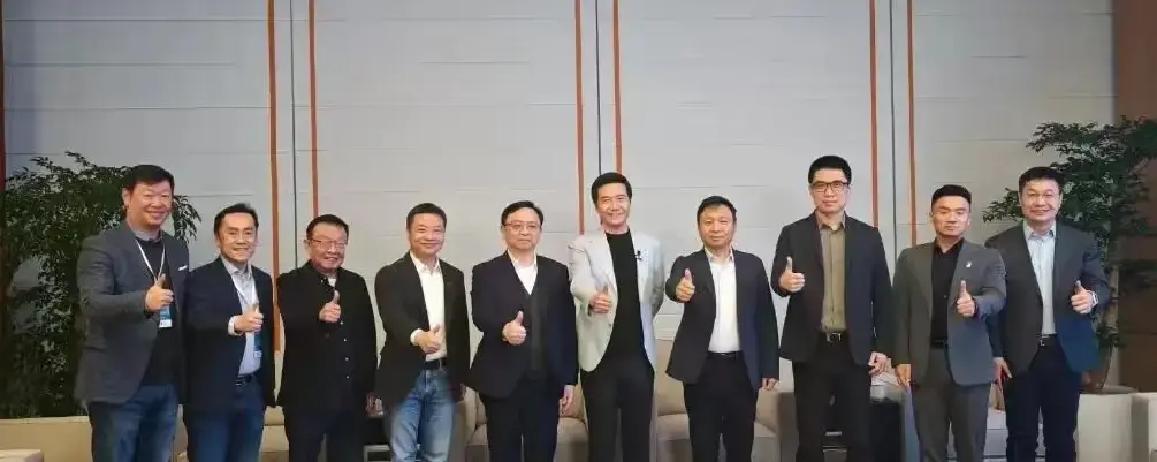 王传福竟然坐在了小米发布会的台下。