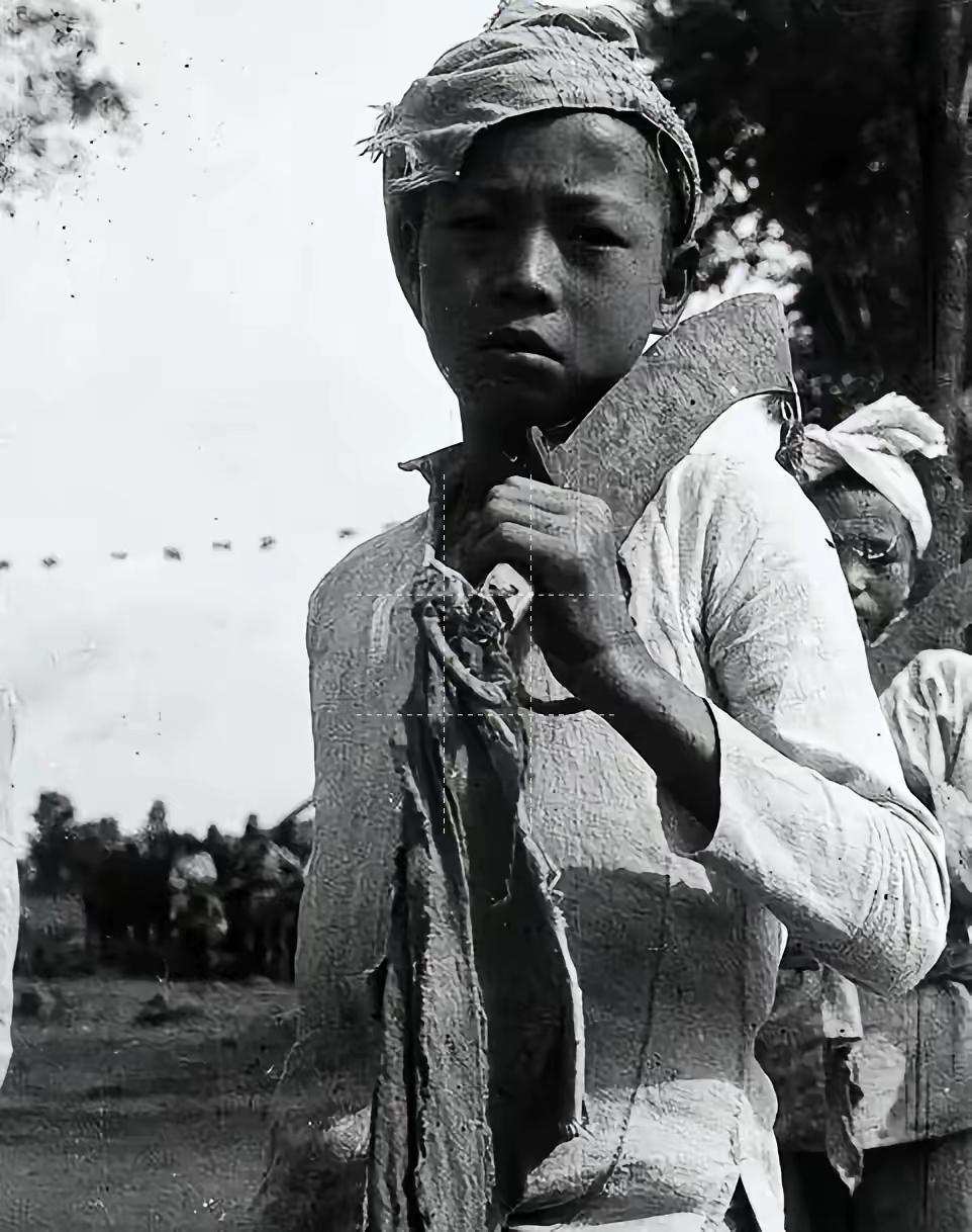 1944年，八路军计划拔掉小山镇据点，但敌人防卫严密，侦察员根本无法侦察，14岁