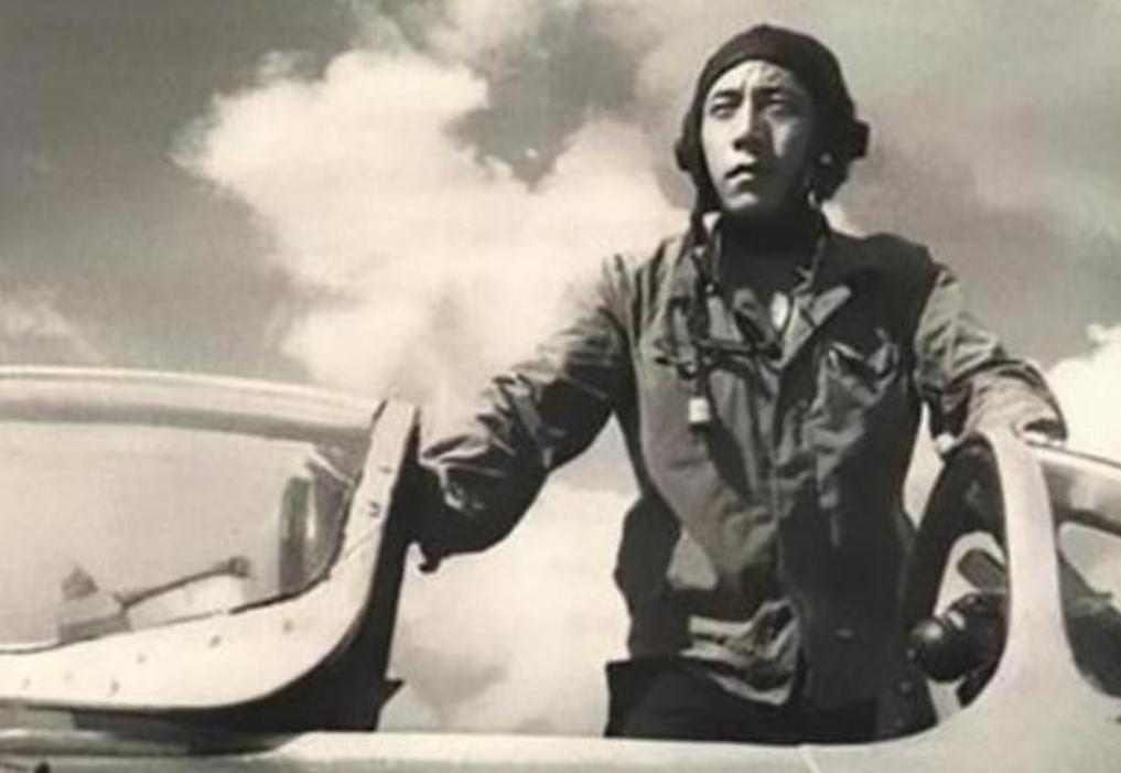 1979年4月15日，在广东湛江遂溪基地，一位叫做阎稳昌的飞行员快步走向飞机。但