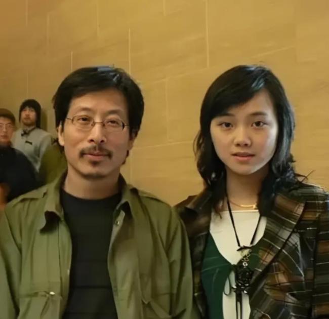 2015年，罗敏跟画家冷军离婚，朋友好奇问她:“你老公有钱有名，也没啥不良嗜好，