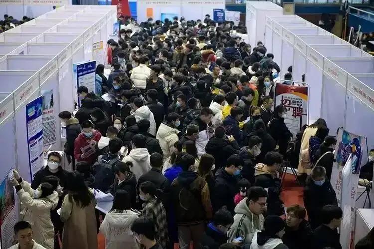 2026年，1270万毕业生的“走出校园”，网友喊话：脱下长袍后，他们到底该去哪