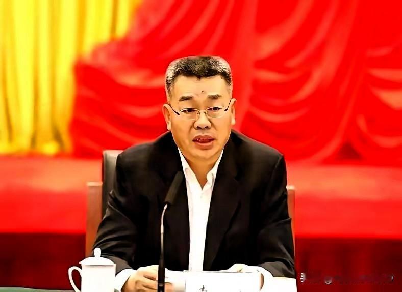 讲个狠的。中海油的二把手，预感自己要“进去”了，在家里拿一捆捆的人民币当柴火烧