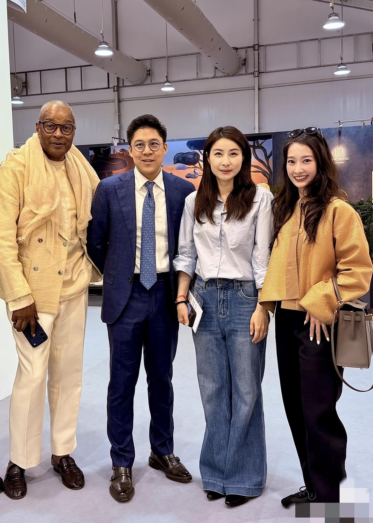 郭晶晶参加展会左手名表，右手5毛钱的黑色头绳，很有割裂感!近日，郭晶晶与霍启