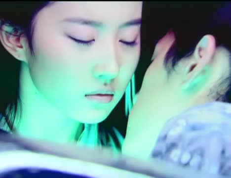 十一月的雨MV 13976947851544946161.jpg?id=0