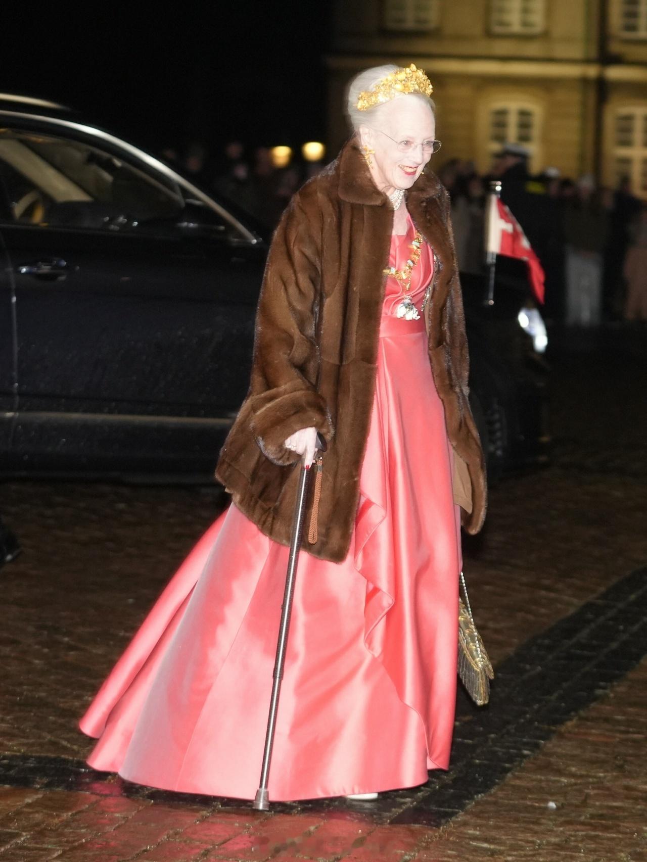 1.1丹麦王室成员出席一年一度的新年接待会，相亲相爱一家人时刻玛丽给金色半裙整