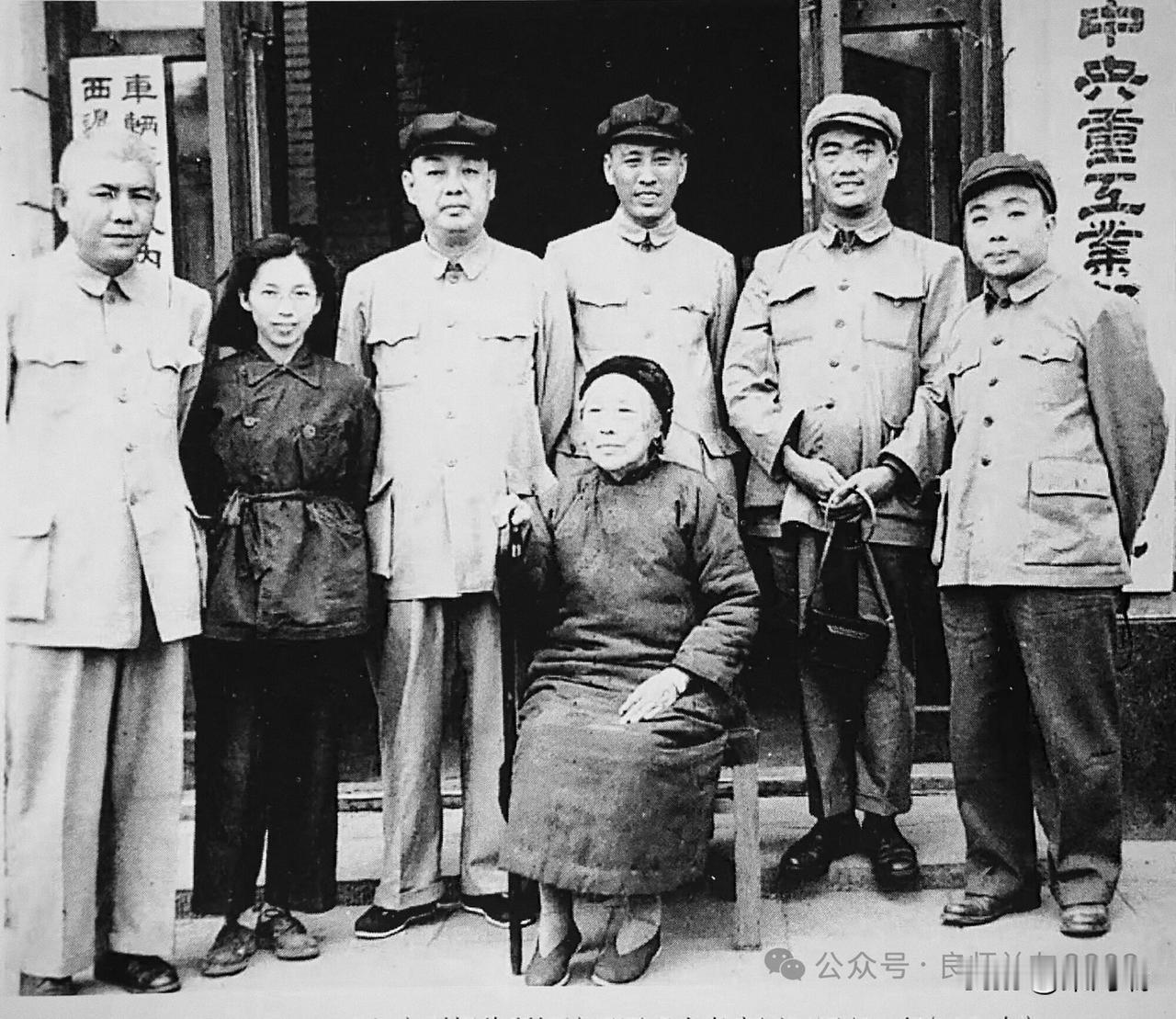 这张照片拍摄于1951年4月，记录了何香凝看望解放后第一批回国的印度尼西亚华侨工