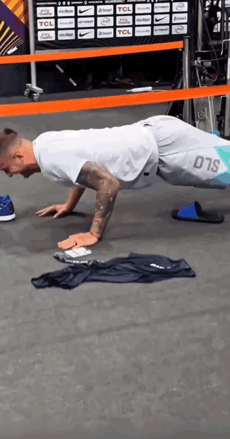 东契奇打赌，赢了50个俯卧撑。这种球77经常玩。