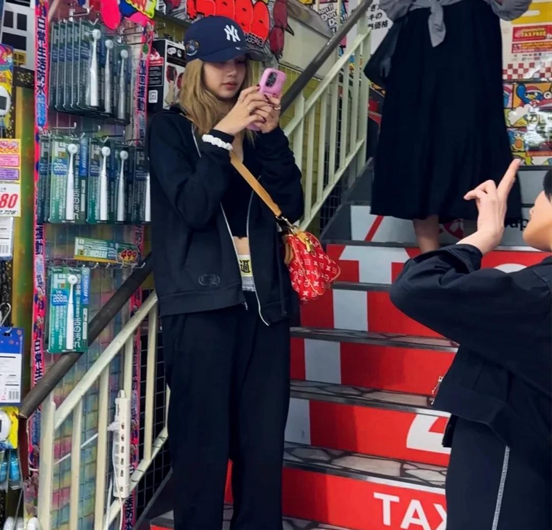 有网友在日本偶遇Lisa，她这个裤子也太搞笑了吧！她穿着外套，正好把其他字遮住了