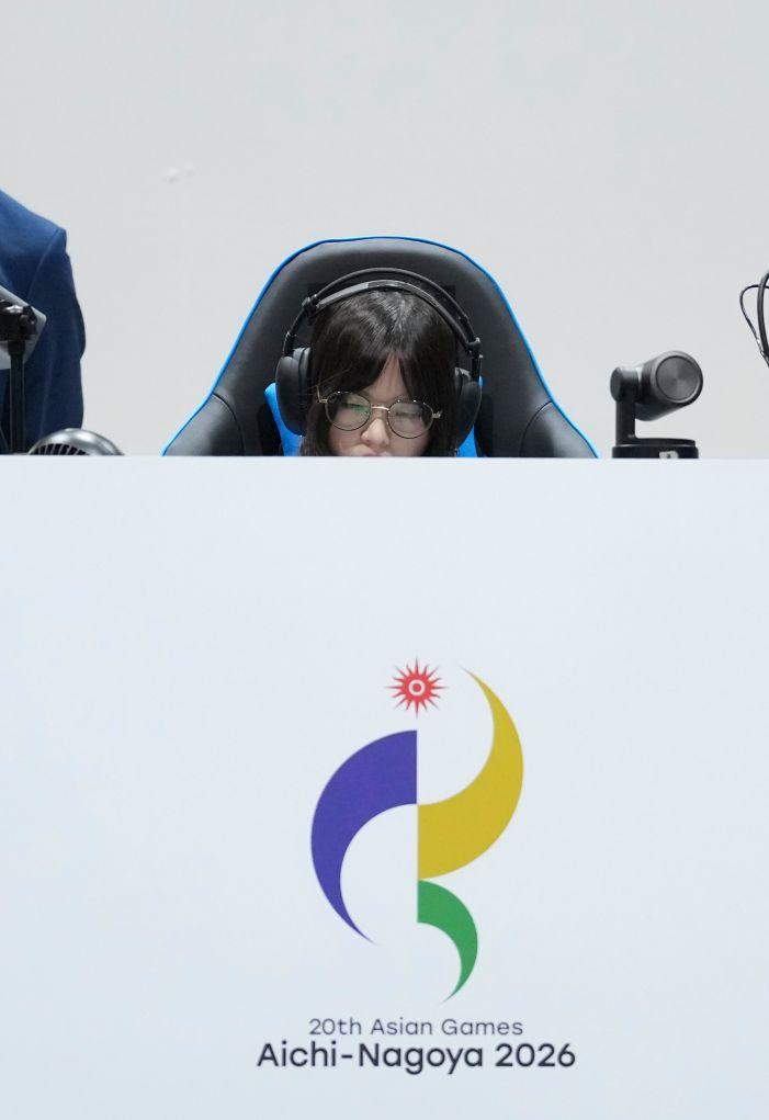 一个16岁少女，因为家人反对打游戏，独自搬出家靠接单养活自己四年之后，她靠打游戏