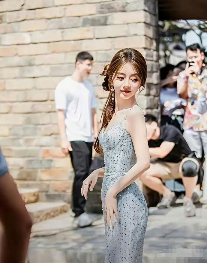 没想到谭松韵这么瘦，真是杨柳细腰