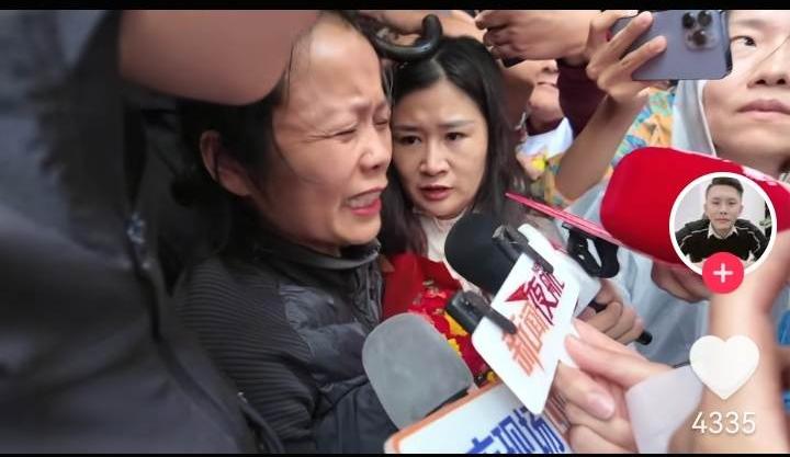 姜甲儒妈妈庭审现场高呼:“等到了，我等了十八年！法律是公平公正的！”今天上午庭