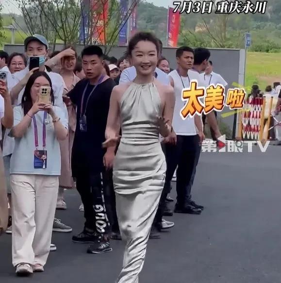 周冬雨现身重庆参加电影节，现场一个男声夸她“太美了”，网友:这个哥们，有本事你站