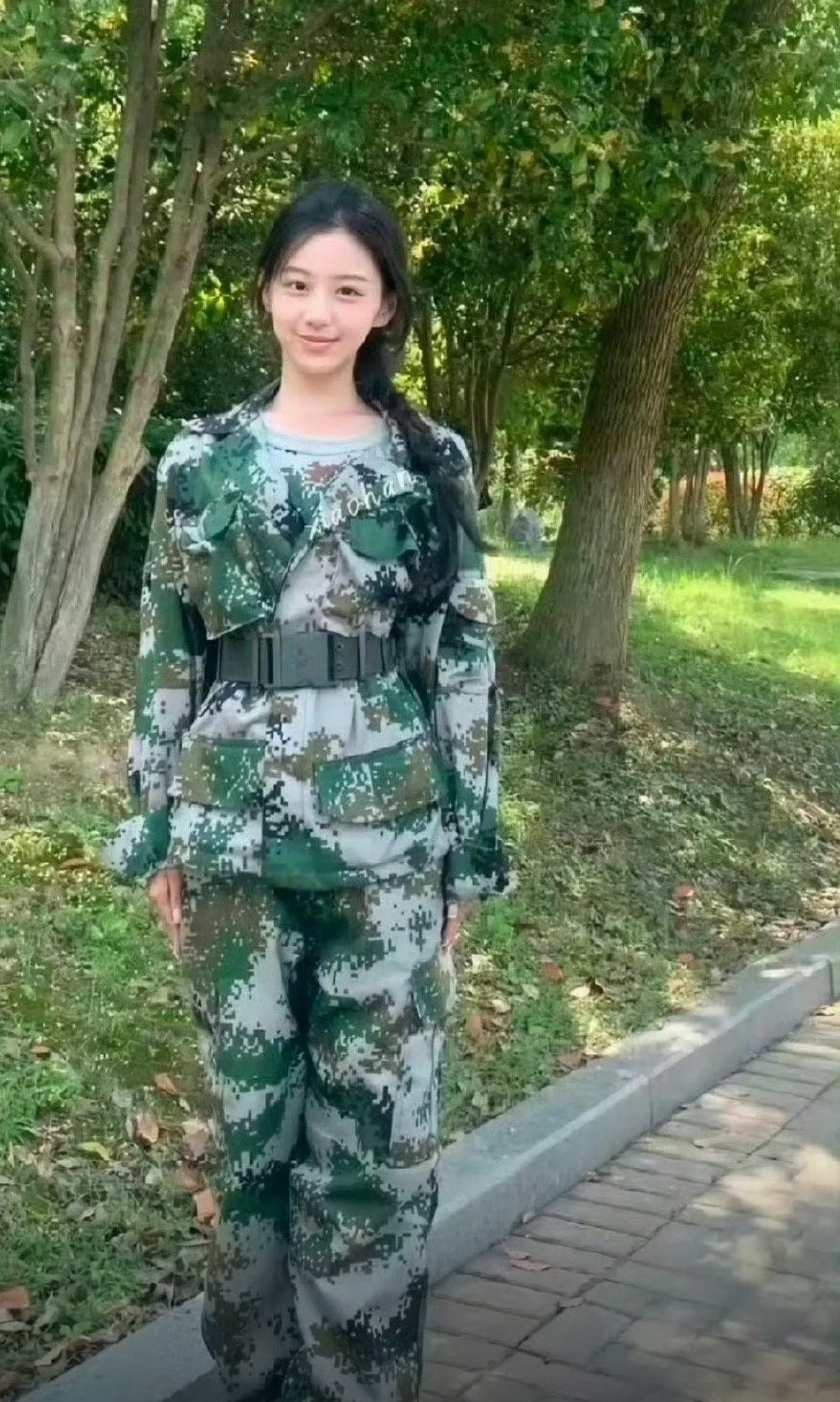 说真的，看了一眼女明星学生时期的图，我觉得最漂亮的是包上恩