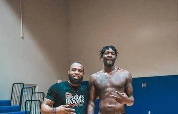 手术刀刚拆线，他就被推上火线！芬尼·史密斯复出，火箭真没人了？看着他那条刚经