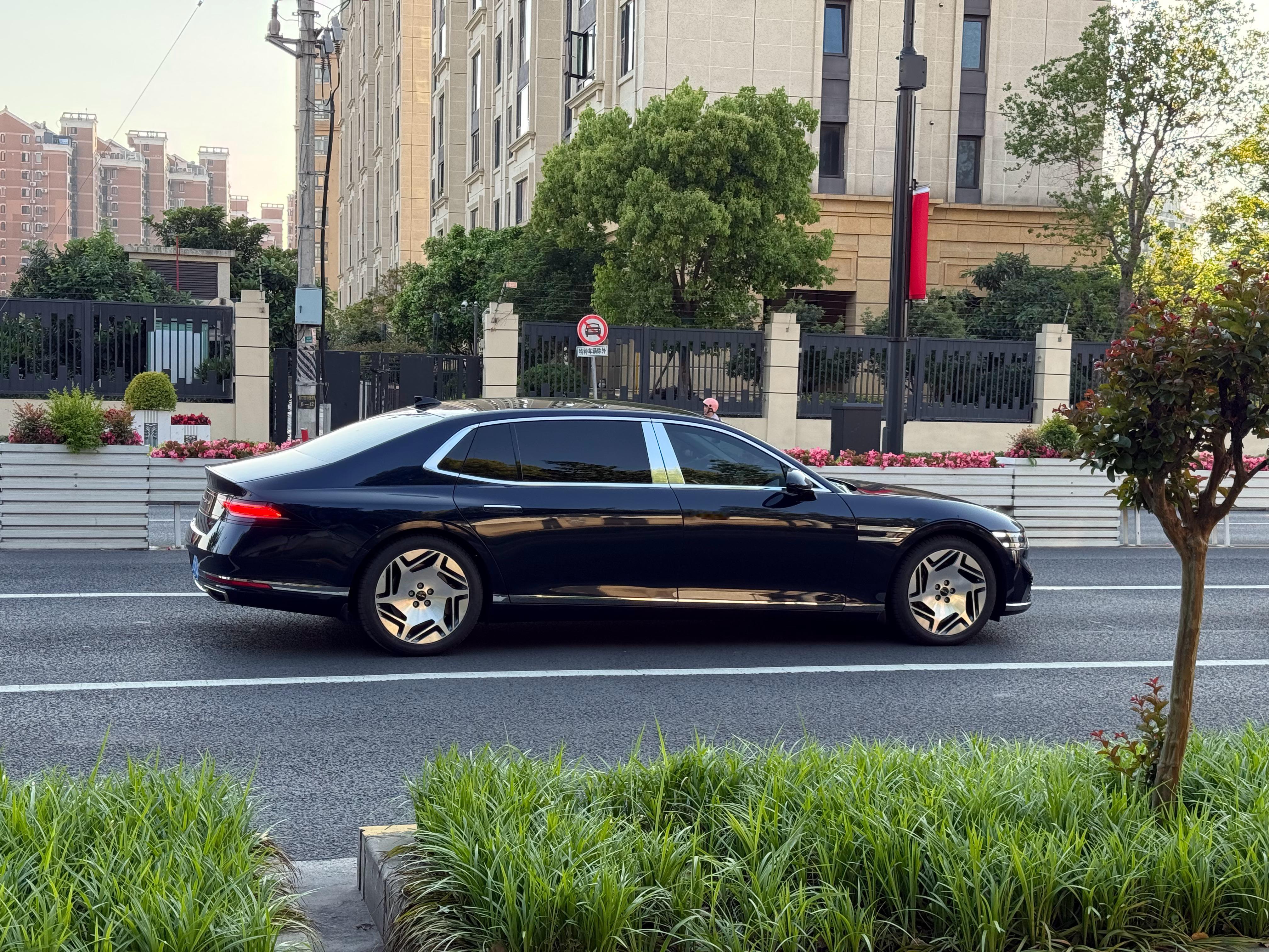 第一次路上见到G90，这短前悬长后悬，加上这个高耸方正的C柱，可太有特点了捷尼赛