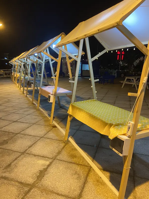 一名男子在南宁逛夜市，意外遭遇五位大妈同时上前提供按摩服务，短短三十五分钟，身体多处皮肤被按得通红。