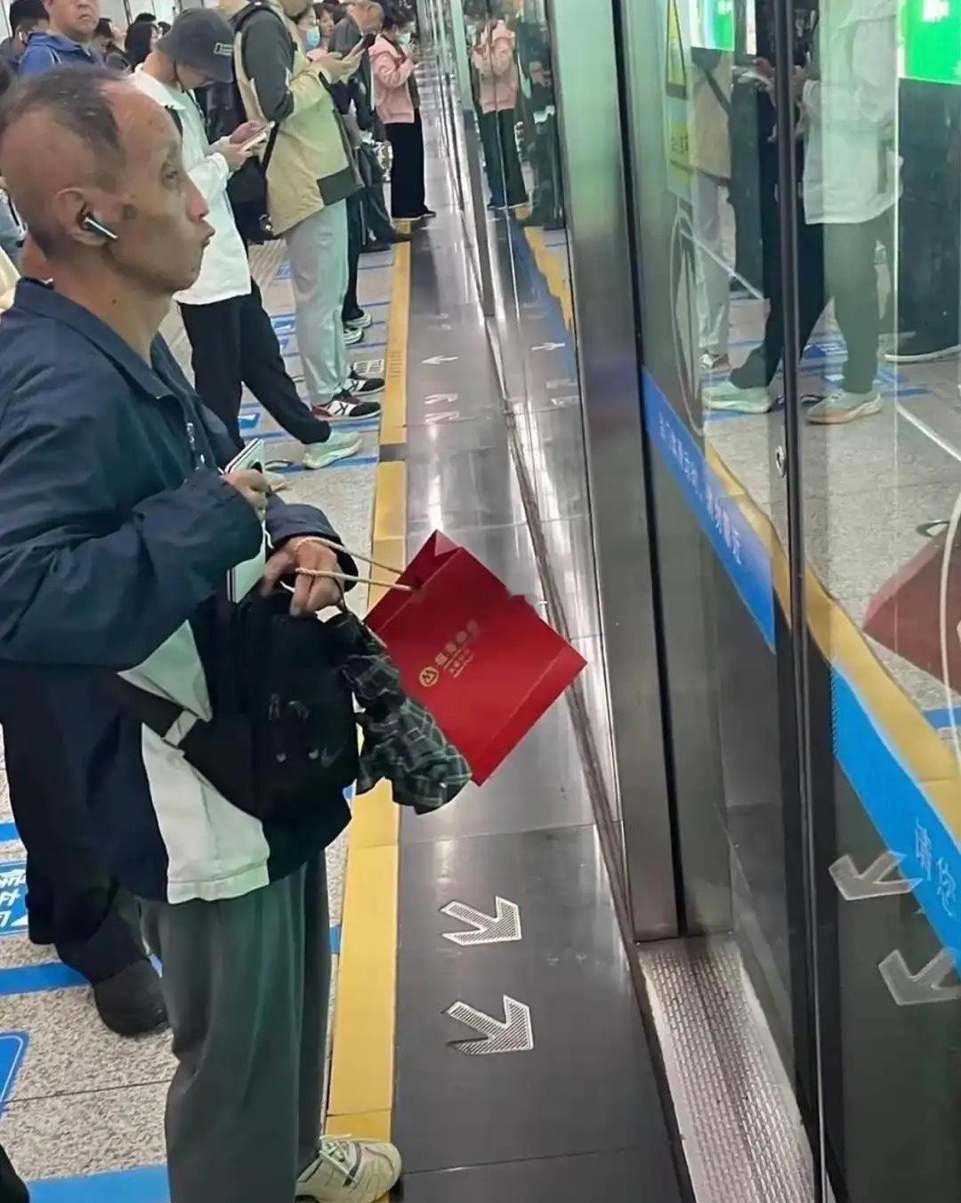 坐地铁的时候看到的，果然人不可貌相啊