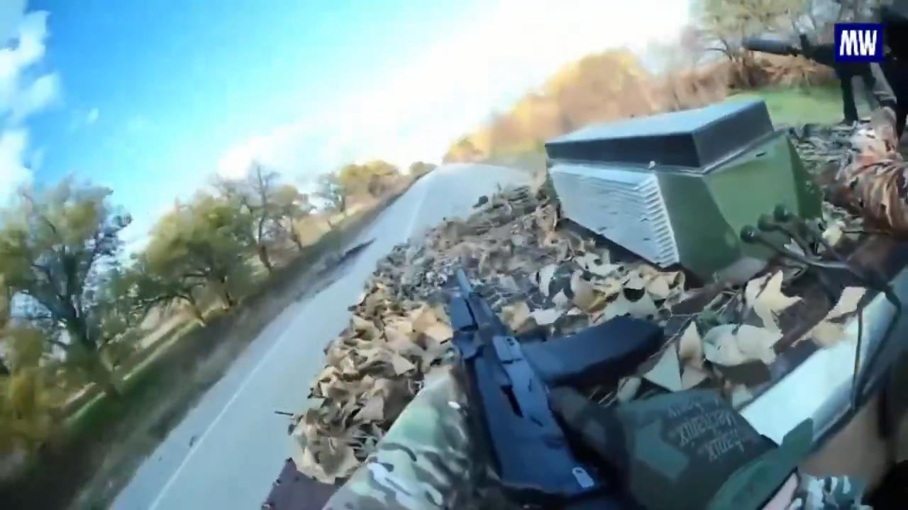 一段独特的视频记录了新罗西斯克近卫山地空降师的部队轮换部署期间，乌克兰一架FPV