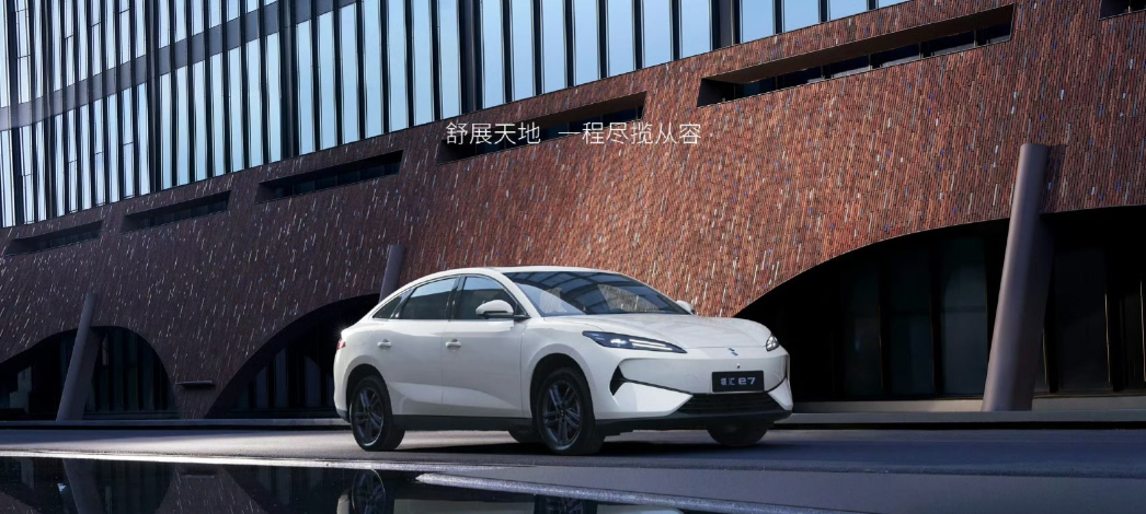 比亚迪全新品牌，领汇发布了一款新车，专这网约车而生。这款车的设计极简风，没有太多