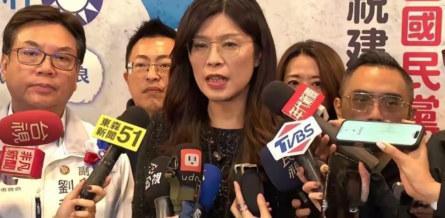 我都替郑丽文着急！郑丽文昨天在新北，说到明年的市长人选，提到了蓝白合，还是说