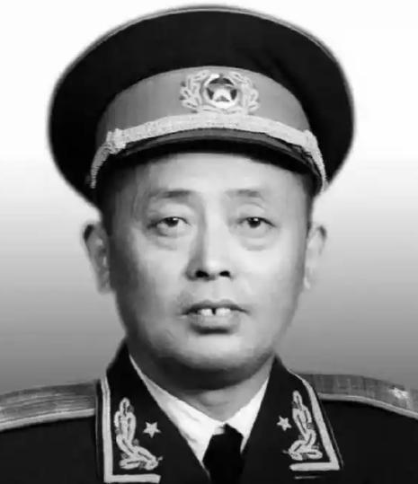 1949年，二野四兵团南下路过湖北麻城，一个瞎眼老太太拦在行军路上，哭着找她参军