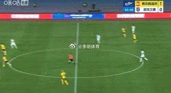 在李雷雷调教下，李昊状态急剧下滑，为了国家队，希望青岛西海岸尽快换帅。这套教练