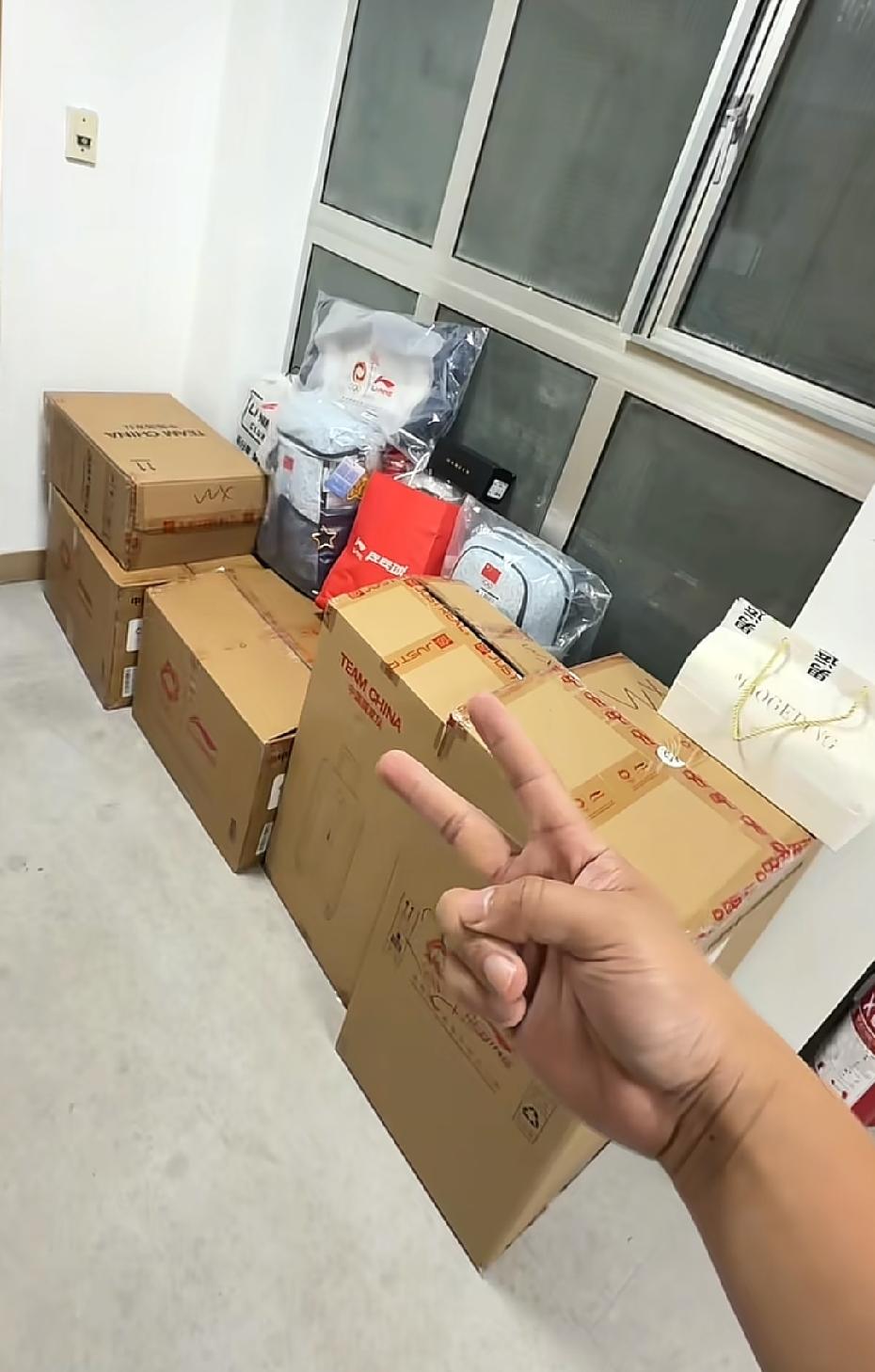 9月12日，翔哥晒出自己的亚运会装备，好几个大箱子，原来我以为就是发运动员这些，