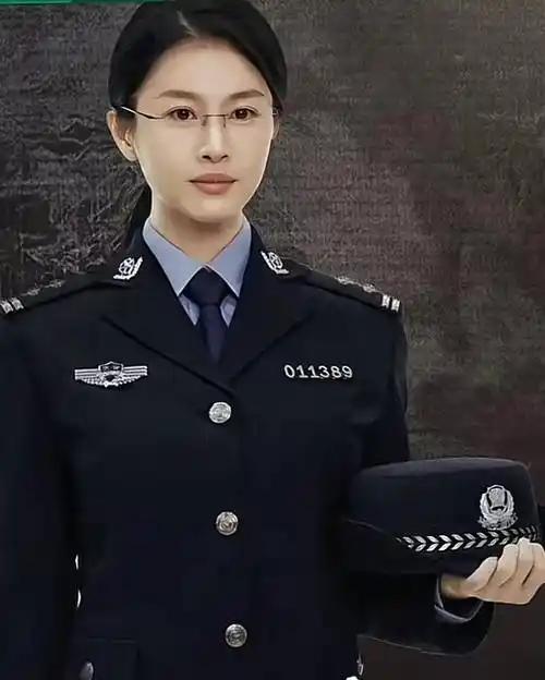 警花拿出父亲的遗照——嘈杂的评论区顿时鸦雀无声！烈属的孩子一根手指头都不能碰！