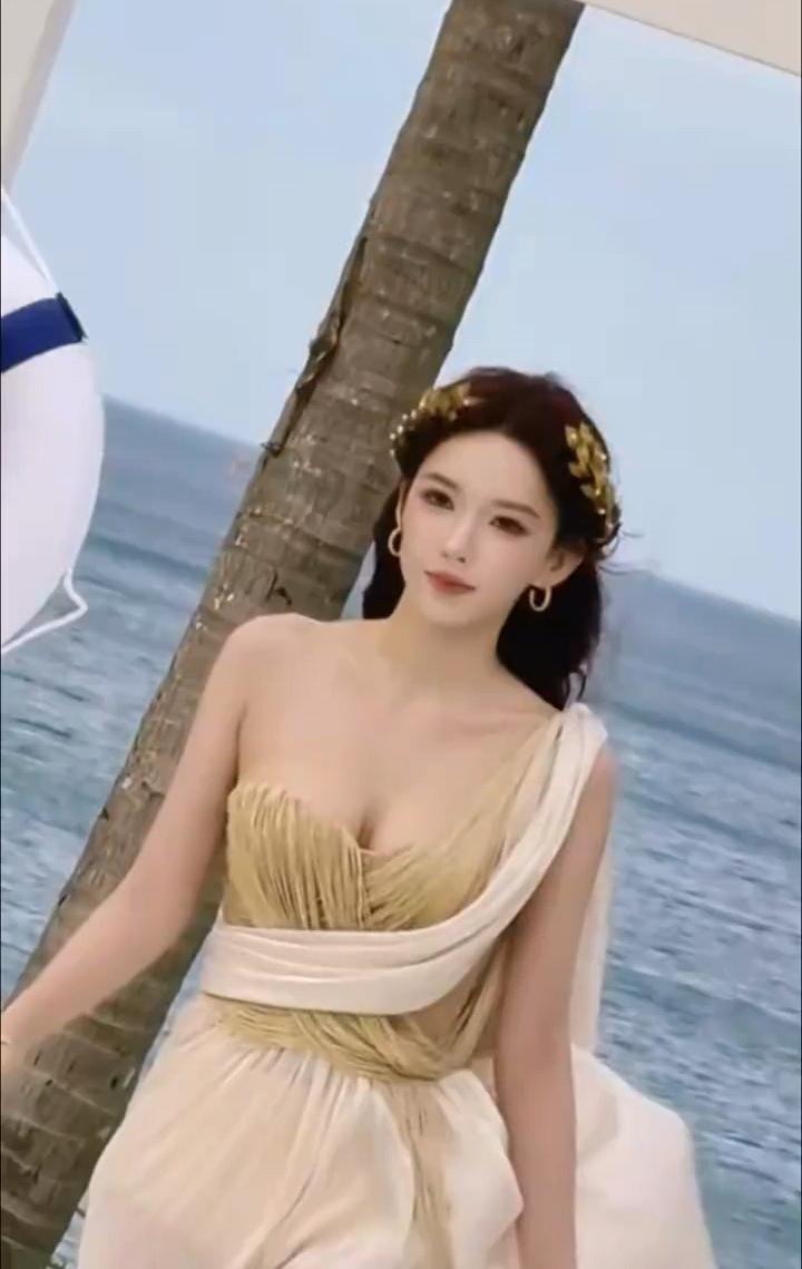 程潇，希腊女神造型，确实很美[赞][赞]娱乐丰满性感美