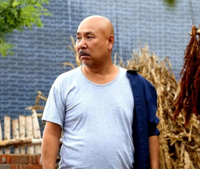 片酬千万的李幼斌，曾接到过一个电话：“师哥，我这儿没钱了，你来不来？”打电话的，