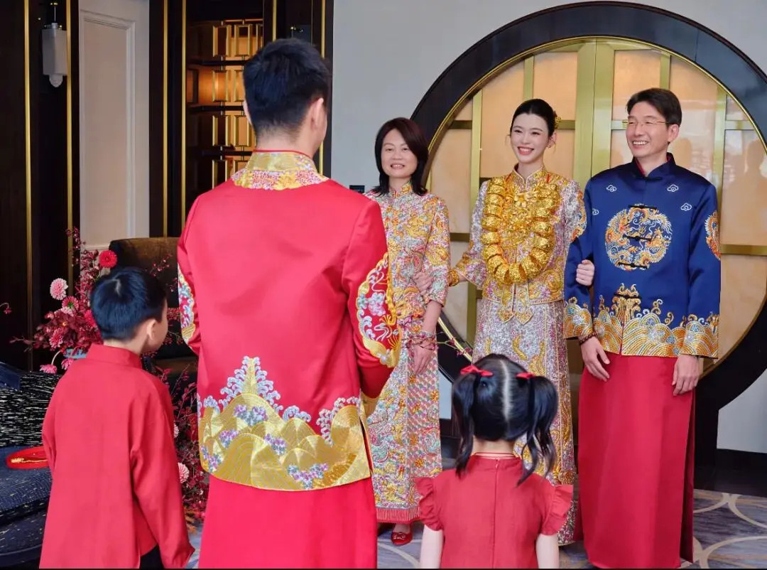 奚梦瑶把18只龙凤镯挂脖子，低调的广东人只有婚礼那天“炫富”！离谱！奚梦瑶婚礼花絮爆出来！别人手镯戴
