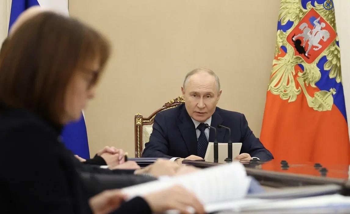 普京罕见发火！4月中旬，莫斯科的总统府会议厅内气氛异常紧张。普京在一次经济形势