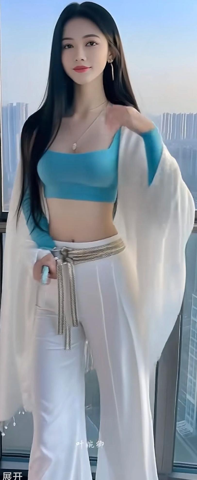 都市时尚少女身着白衣，蓝绿撞色搭配，以都市天际线为背景，尽显优雅气质！这样的穿搭