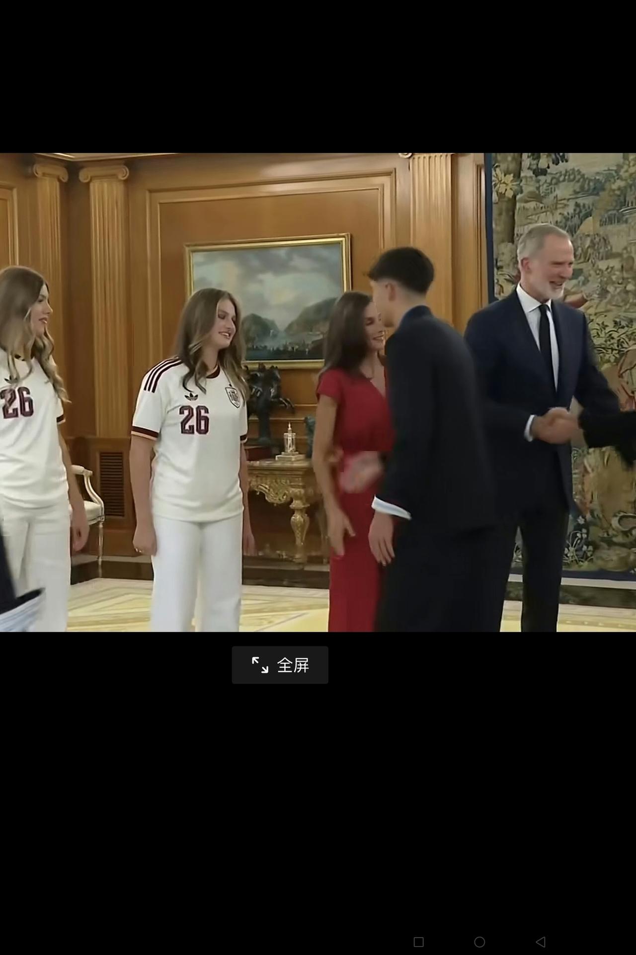 看看西班牙国王对足球的重视程度：昨天刚在美国夺得2026足球“世界杯”冠军，国