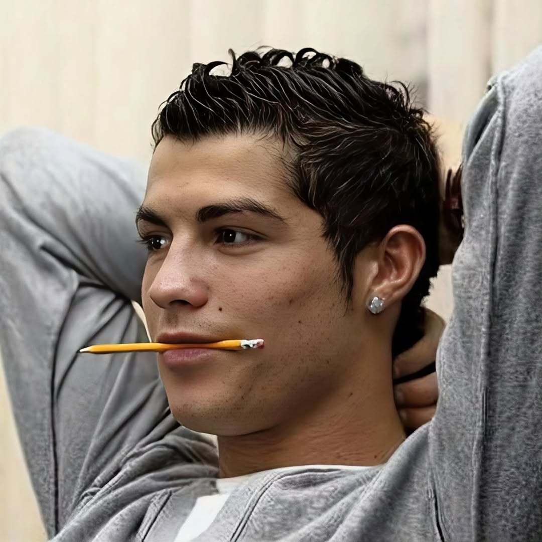 C罗c罗咬住铅笔的体育生好乖的小狗