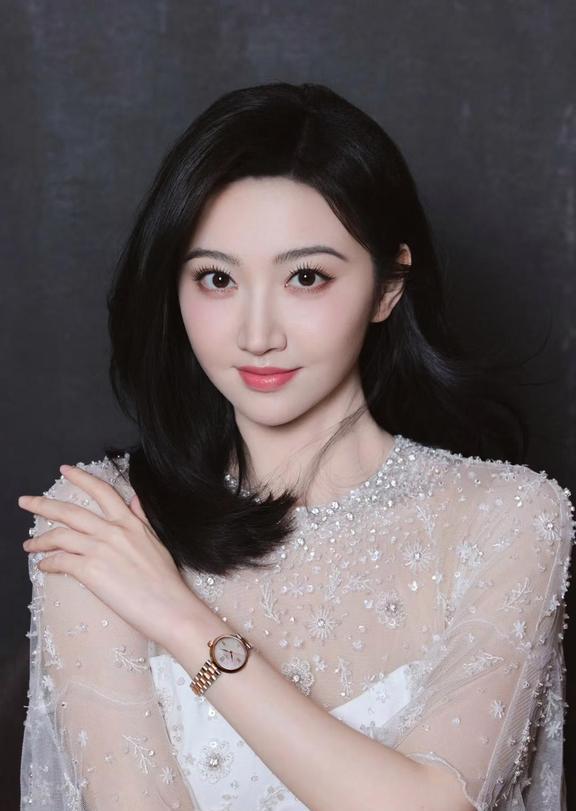 1.张凌赫近期咖位上涨势头迅猛，商业价值一路攀升，已经成为同年龄段男演员当中身