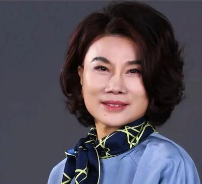 1991年，董明珠到合肥催债，一经销商欠款42万不还，还打哈哈：“再给我50万的