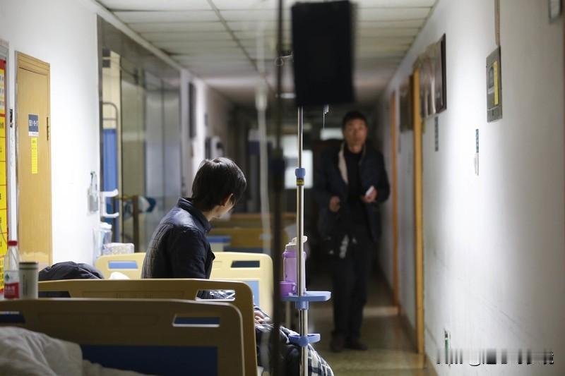 女儿陪肝癌父亲买寿衣心像被刀割重庆杨女士的经历太让人破防了。她父亲三个月前查