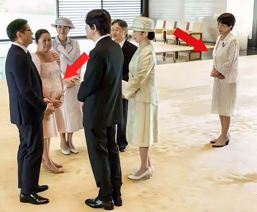 菲律宾总统小马科斯访问日本，看点是图中这两个女人——图中，左边箭头指向的是小