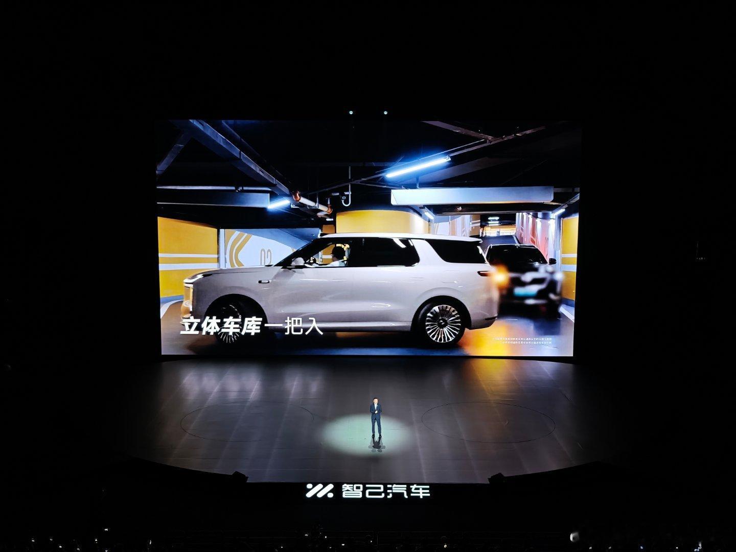 天天享受的功能在公司路边停车位，下班回家，我一把完成调头别人几乎都要两把，只有一