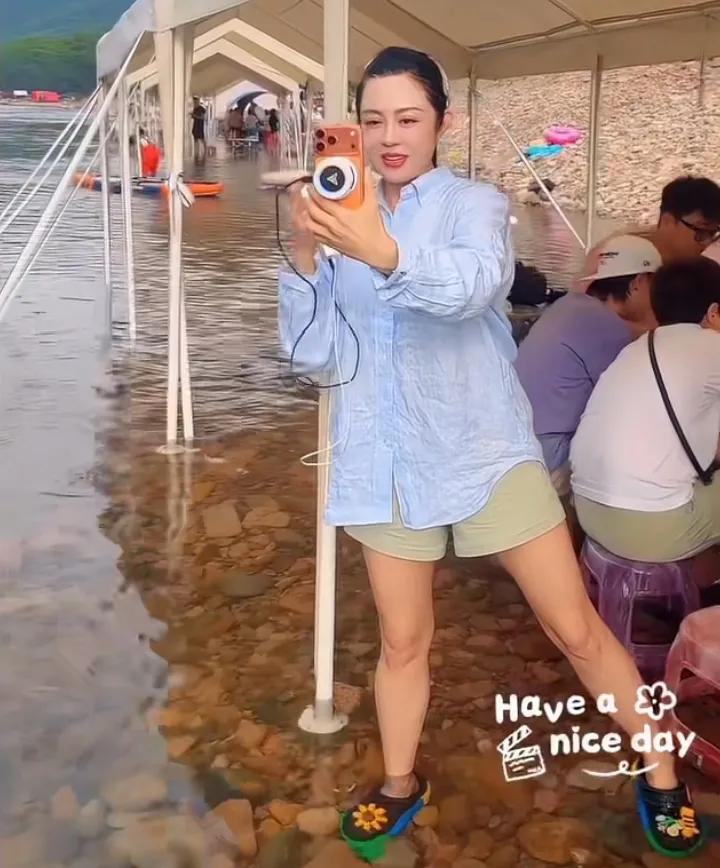 王亮的做法好奇怪？不让妻子小楠穿短裙短裤，而他的妈妈温美玲则非常中意这样的装扮。