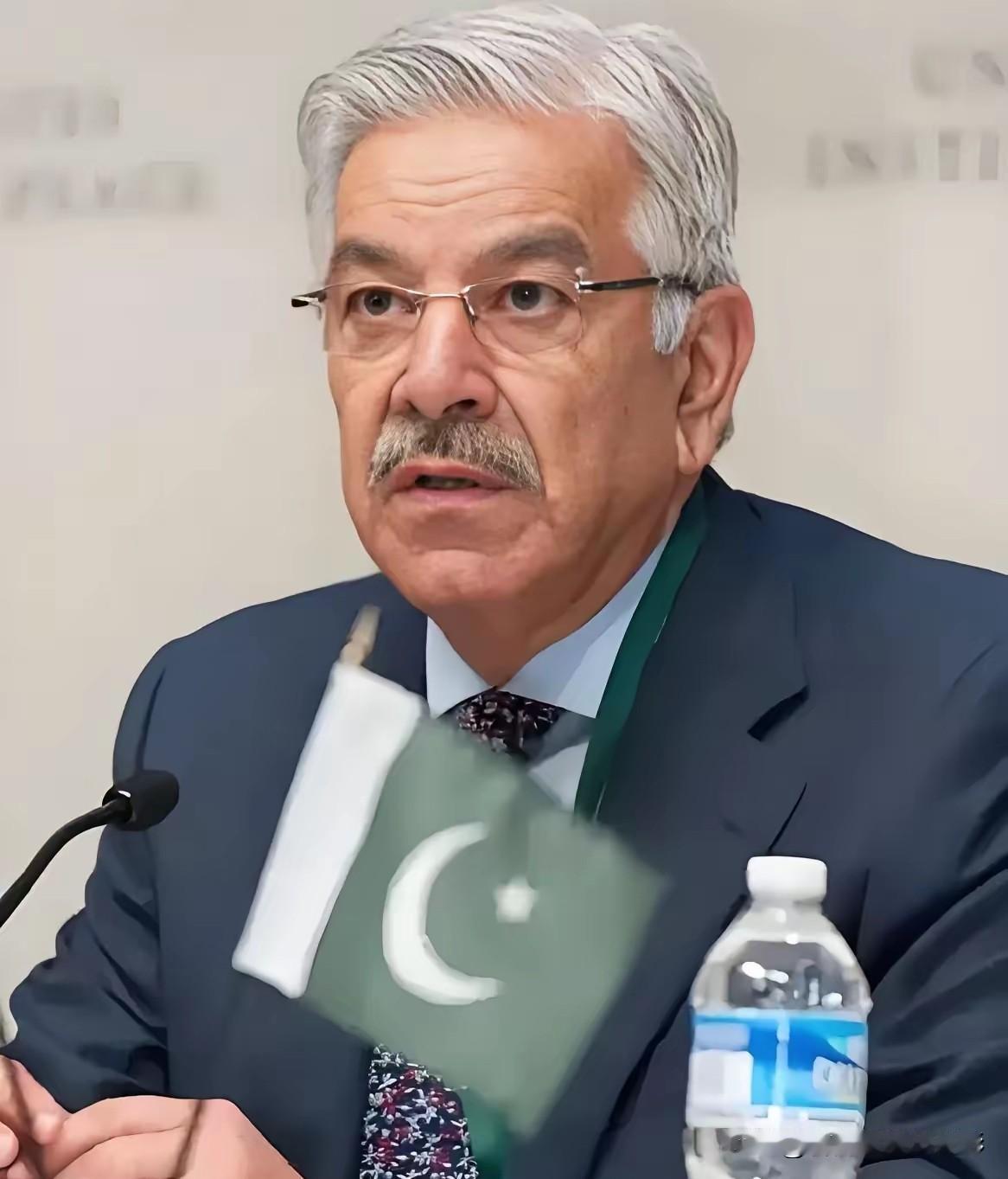 巴基斯坦国防部长阿西夫向全国发表电视讲话，强调所有阿富汗人都必须离境，不论其证件