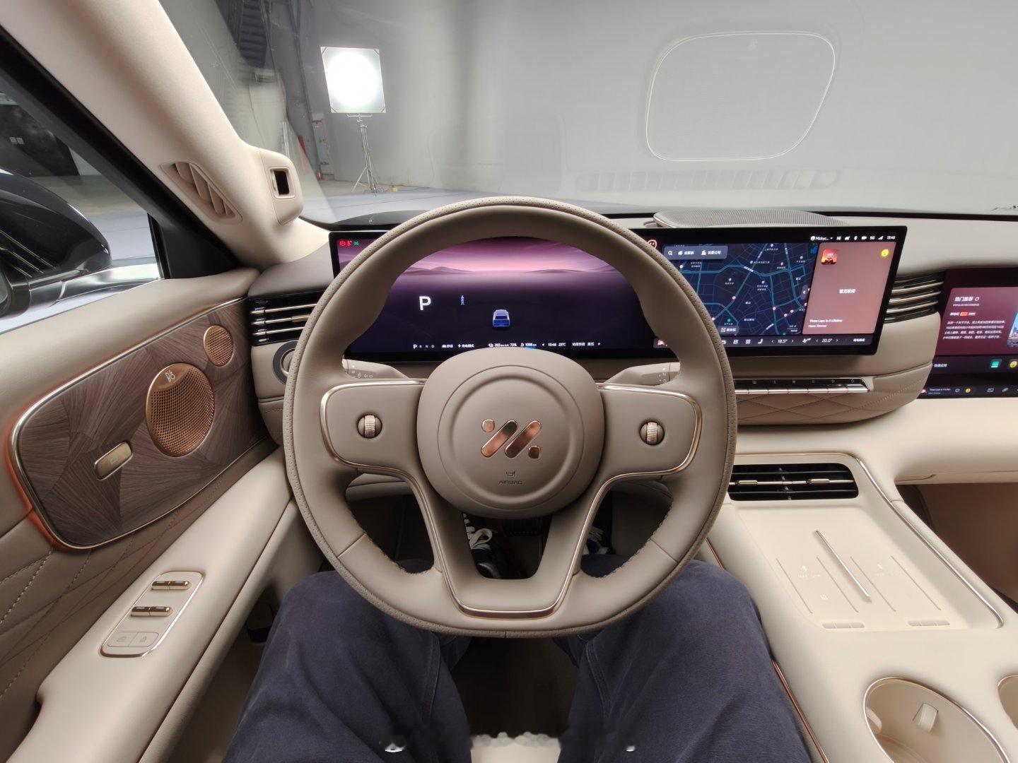 LS9看了，大部分改款LS6内饰上有的问题它也还是有。比如仪表台设计线条没有延续