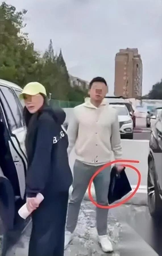 律所合伙人带三姐产检——被陪妈看病的正宫撞了个正着。那男的居然特淡定，先