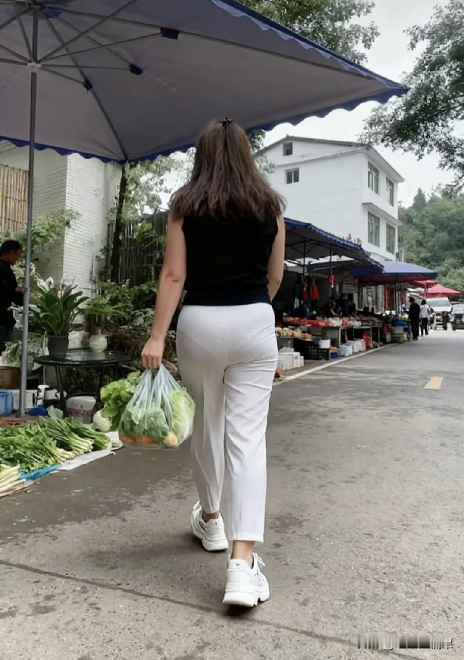 今天来小姨家做客，小姨准备亲自下厨给我做饭，然后一起下楼到市场上买菜。一年多没