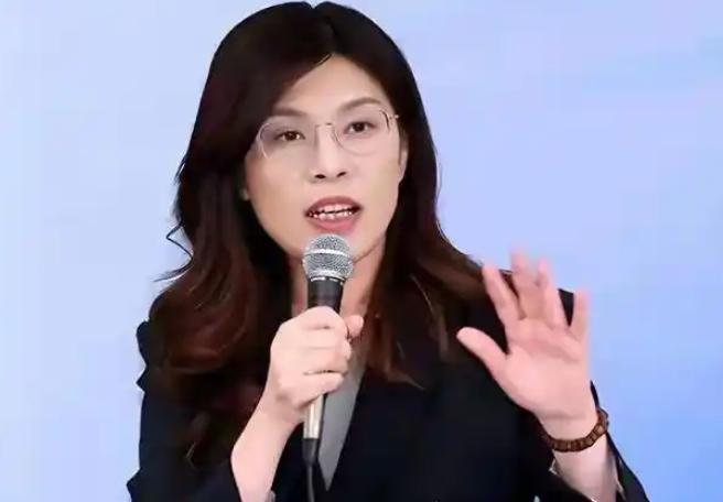 太阳真是打西边出来了。国民党的郑丽文要去大陆，结果绿营的苏巧慧跳出来说，这是好事